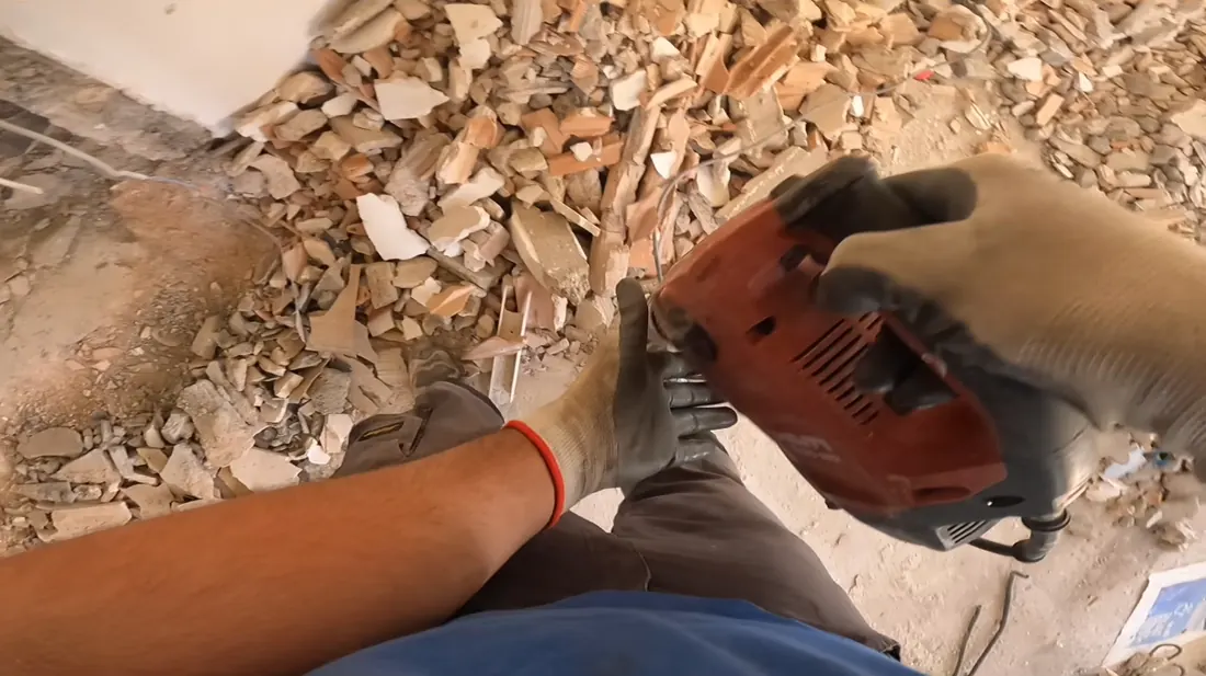 Demolizione in un ambiente interno