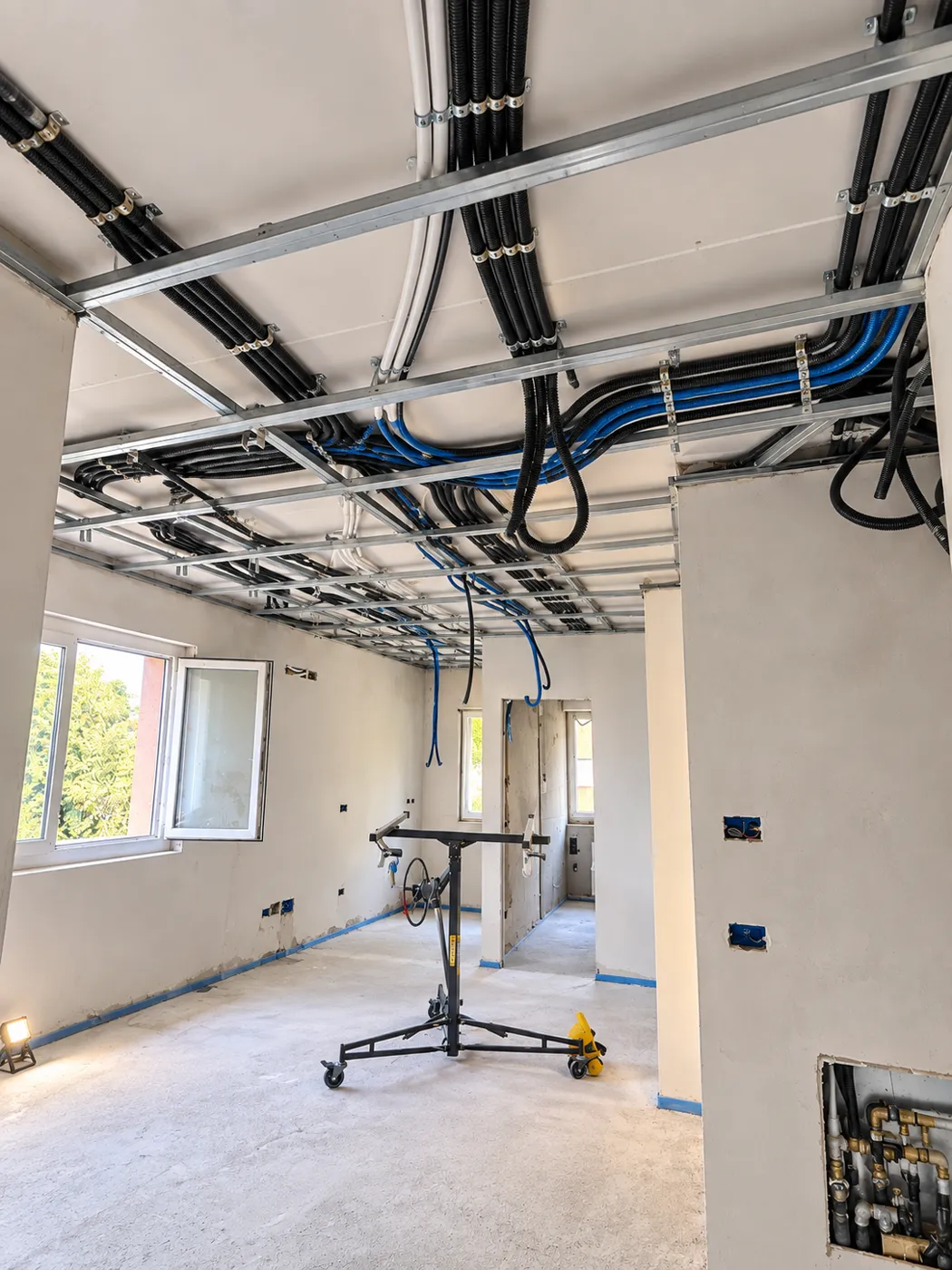 Controsoffitto con corrugati e cavi prima della chiusura