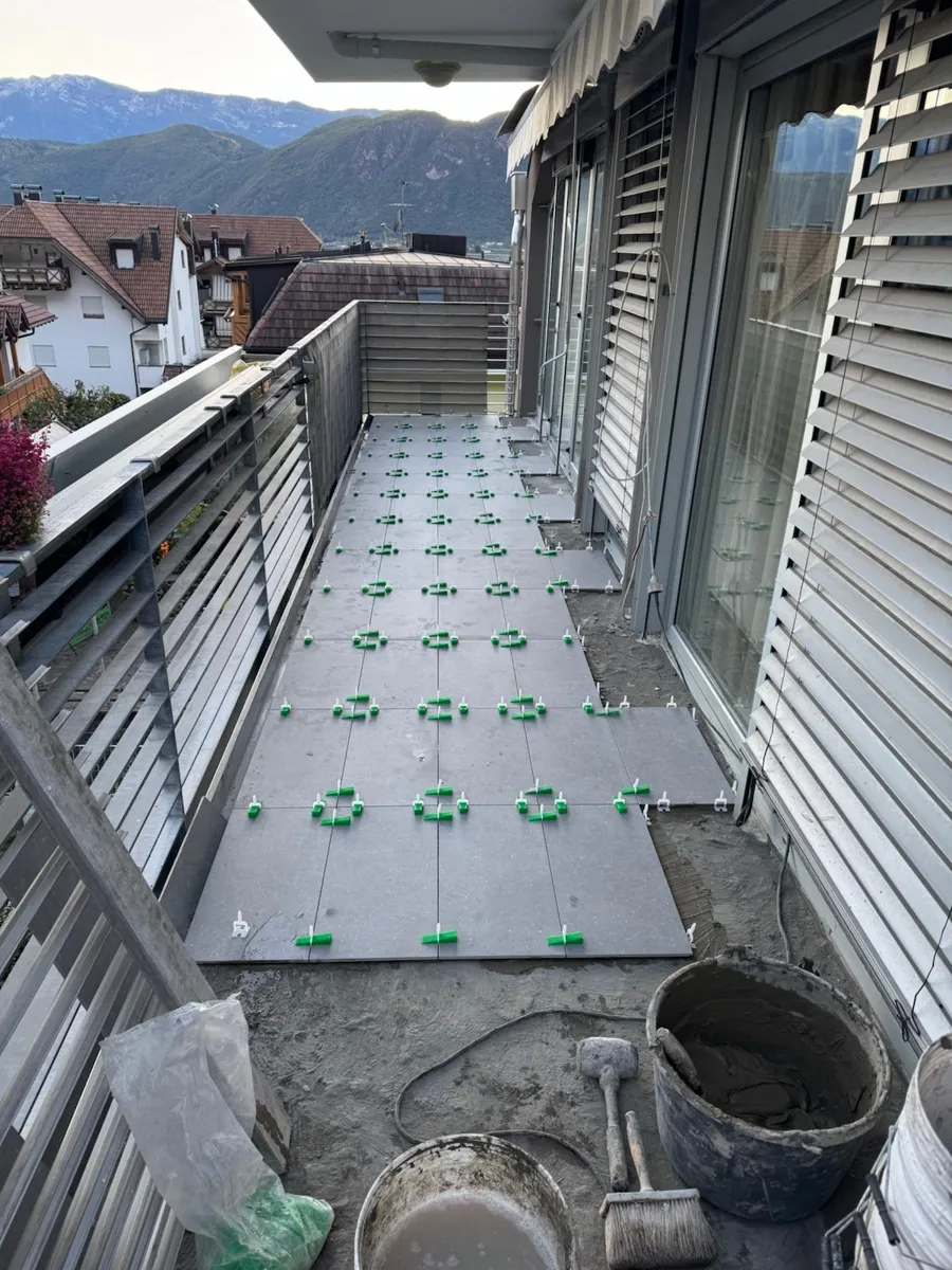 Balcone con piastrelle posate e distanziatori