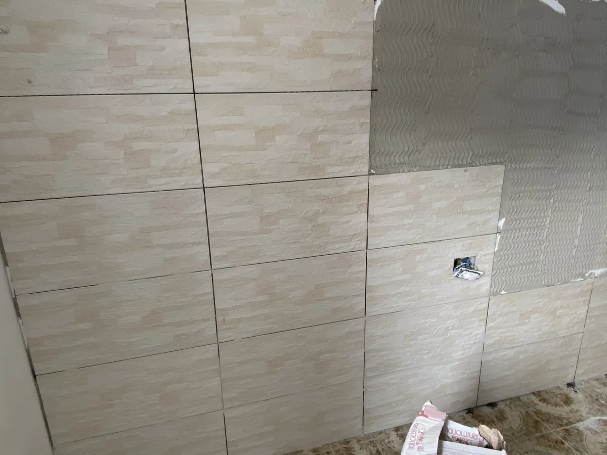 Rivestimento a parete in posa con letto di colla visibile