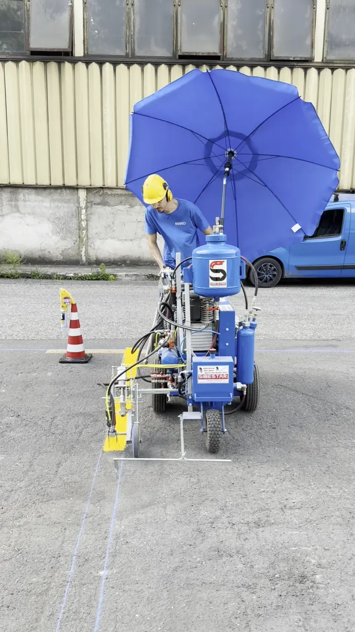 Tracciamento della segnaletica in un'area aziendale