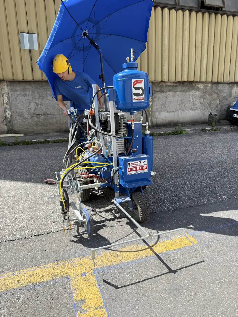 Segnaletica stradale con macchina traccialinee