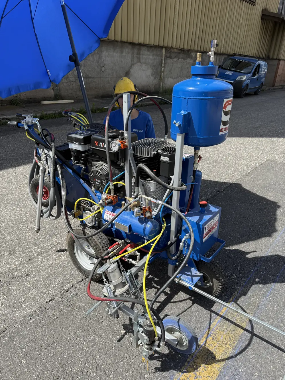 Macchina traccialinee in azione