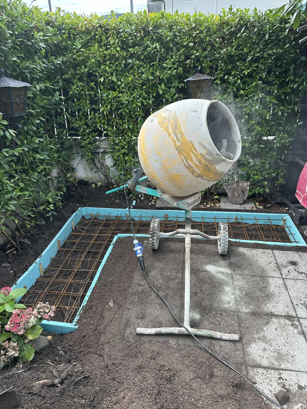 Fondazione con armatura e betoniera in giardino