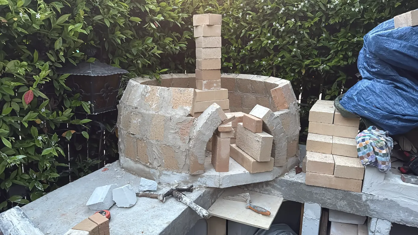 Cupola del forno in mattoni refrattari in costruzione